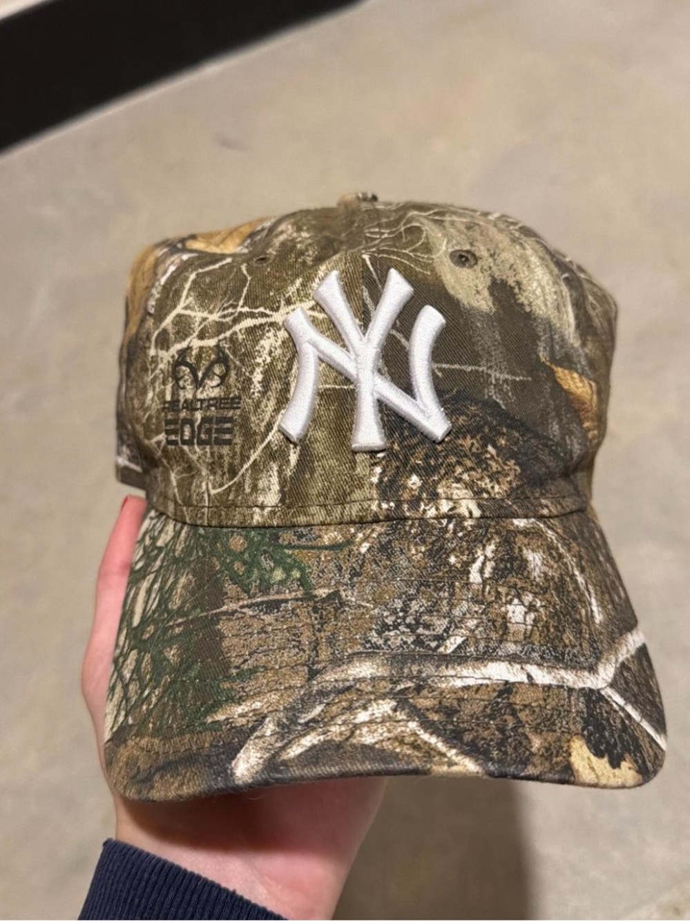 Women’s aritzia camo hat